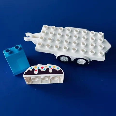 LEGO Duplo White Trailer with Blue Block and Cake Piece