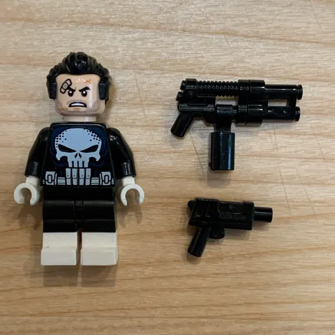 Genuine Lego Punisher Minifigure 76178 Marvel Spiderman Daily Bugle COMPLETE