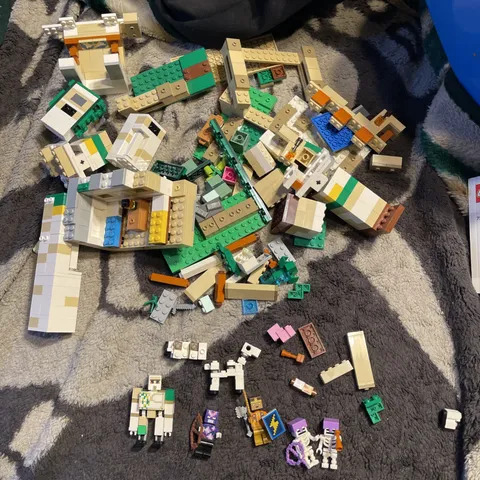 LEGO Minecraft: The Iron Golem Fortress (21250) Incomplete With Figures READ