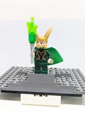 LEGO Loki Minifigure sh0968 Marvel Avengers Green Cape Gold Helmet 76290 CMF
