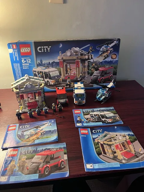 LEGO City Museum Break-In Police 60008 563pcs Complete Set Box, Instructions