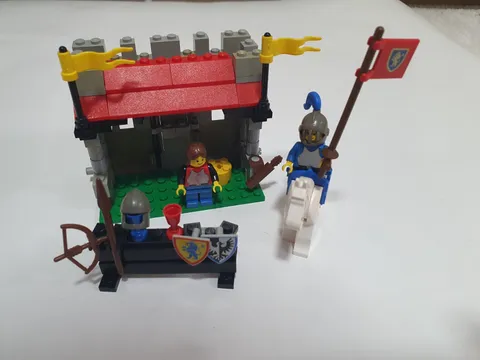 LEGO 6041 Medieval Rifleman's and Knight's Shop / Armor Shop Castle (1986)