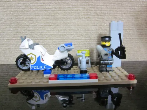 Lego Minifigures Mini Figures Police man Motorcycle Garage lot Cb Megaphone