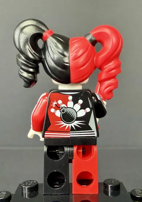 Harley Quinn minifigure from The LEGO Batman Movie (designated as sh0306
