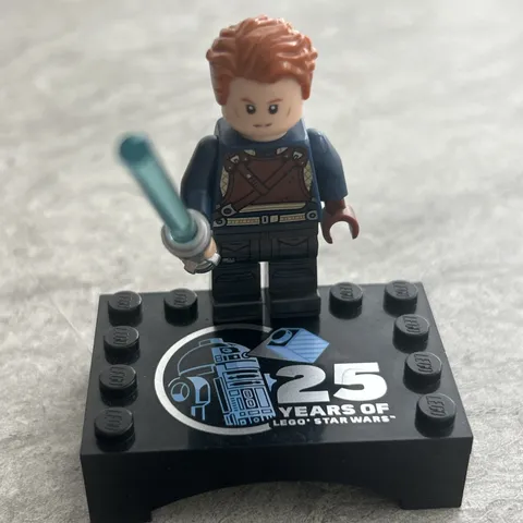 LEGO Star Wars Cal Kestis 75394 25th Anniversary COMPLETE w/ Stand & Saber