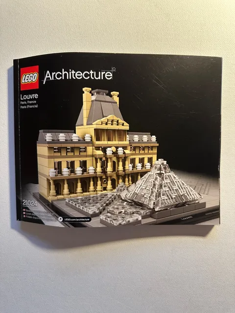 LEGO ARCHITECTURE: Louvre (21024)