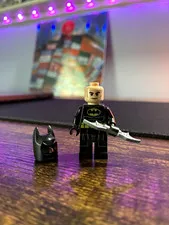LEGO Batman Minifigure - Black Cowl/Helmet, Gray Batarang, Silver Weapon