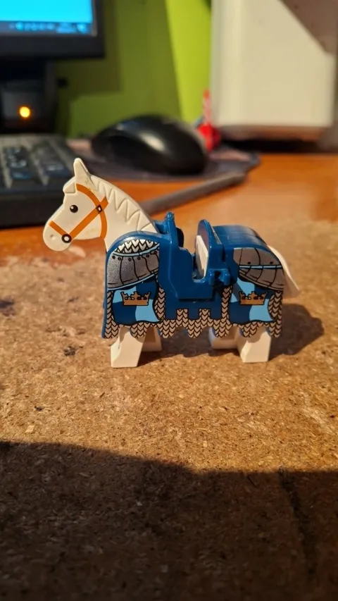 LEGO Castle Fantasy Era Horse & Barding Ruffled Edge Gold Crowns 2490pb07 7009
