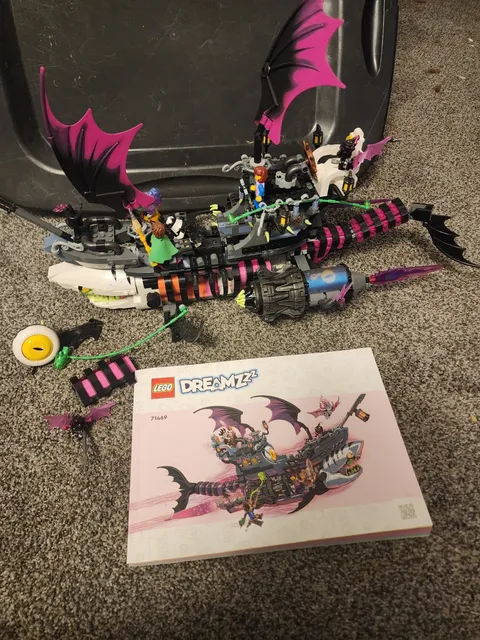 LEGO DreamZzz Nightmare Shark Ship 71469. 100% complete with all minifigures. 