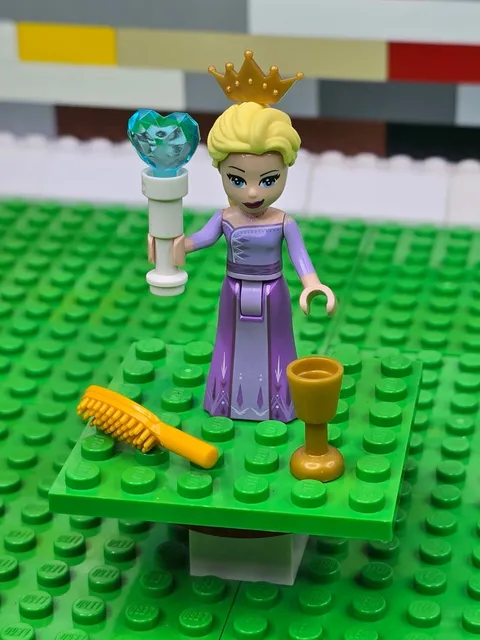 LEGO Elsa Lavender Dress Minifigure 2019