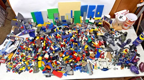 23 Lbs Lot Pieces Assorted Legos & Halo Mega Blocks Figures Minifigs Minifigures