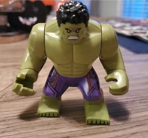 Lego Hulk Minifigure sh173 with black hair, dark purple Avenger pants 2015