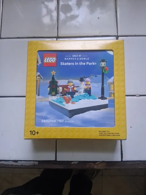 LEGO Skaters In The Park Barnes & Noble Exclusive SEALED