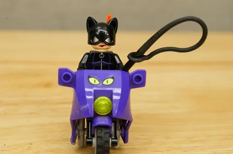 Lego Minifigure Catwoman 7779 bat003 DC Comic Batman Villian Catcycle Motorcycle