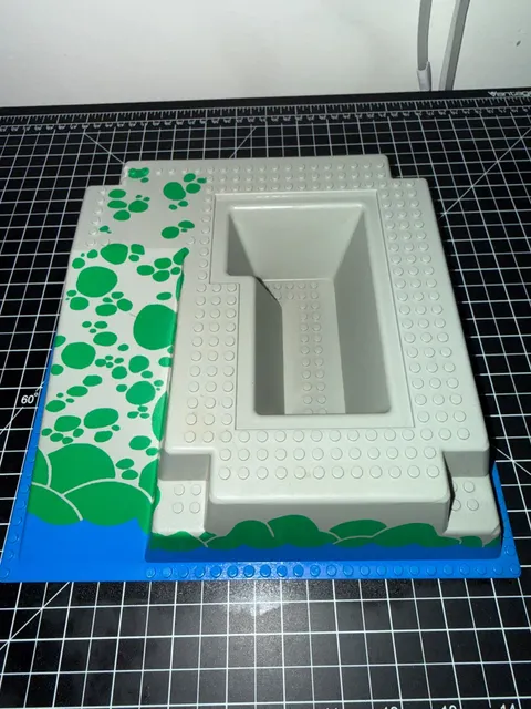 Light Gray Baseplate 32 x 32 Raised with Ramp and Pit with Water and Green Stone