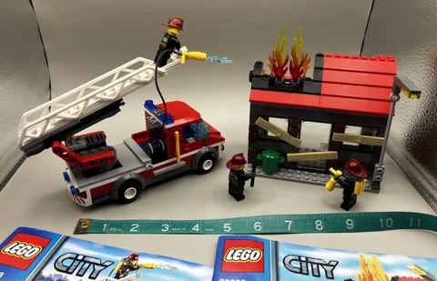 Retired LEGO CITY Fire Emergency building set 3 minifigurines 60003 toy preowned