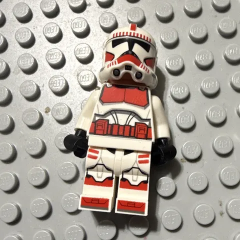 LEGO Star Wars Clone Trooper Minifigure White Armor Helmet Red Markings