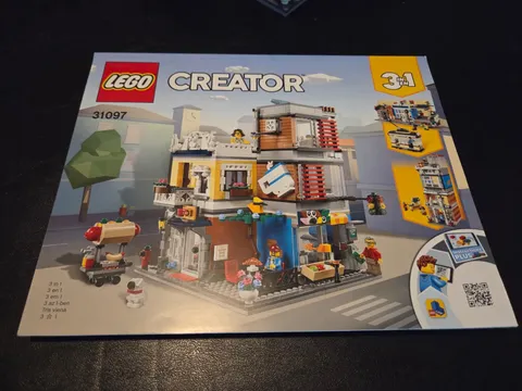 LEGO CREATOR: Townhouse Pet Shop & Café (31097) - Complete