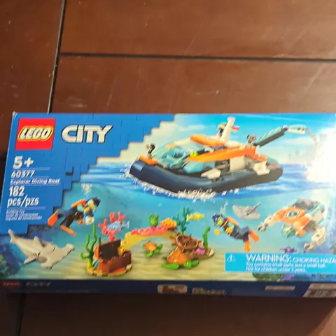 LEGO City Explorer Diving Boat 60377 Shark Diver 182 pcs 5+ Complete Set Box