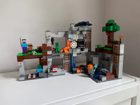 LEGO Minecraft 21147 The Bedrock Adventures 100% Complete W/Minifigs & Manual.