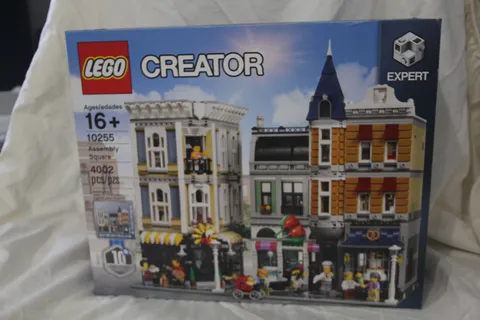 LEGO CREATOR: Assembly Square (10255) New Sealed