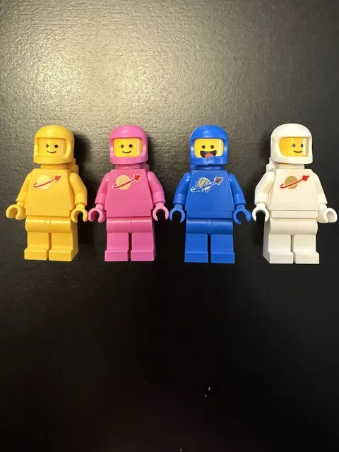 LEGO minfigs lot Classic Space Spaceman White Blue Pink Yellow 4 pcs Minifigure