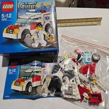 LEGO City Hospital Set 7902 Doctor's Car 100% COMPLETE Paramedic Patient