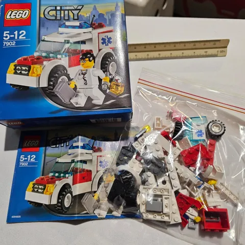 LEGO City Hospital Set 7902 Doctor's Car 100% COMPLETE Paramedic Patient