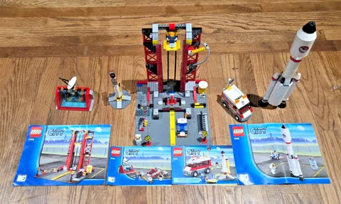 LOT OF TWO LEGO CITY SPACE CENTRE 3368 &  3366 SATELLITE LAUNCH PAD SETS