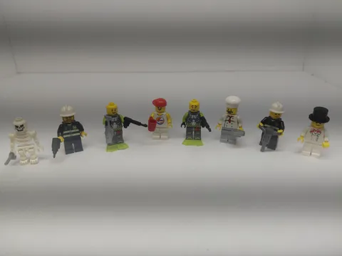 LEGO Mini Figs lot of 8 Pre-owned #65