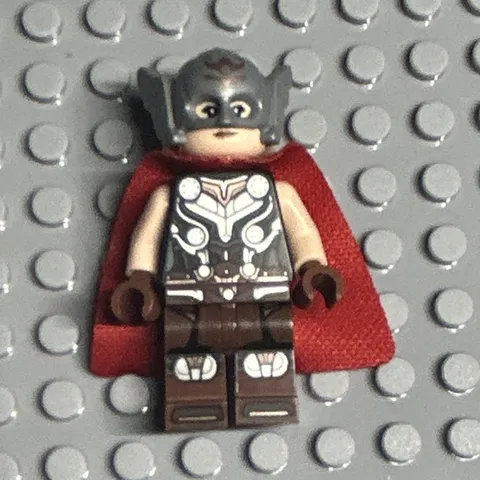 LEGO Thor Minifigure Marvel Super Heroes Red Cape Helmet Brown/Silver Armor