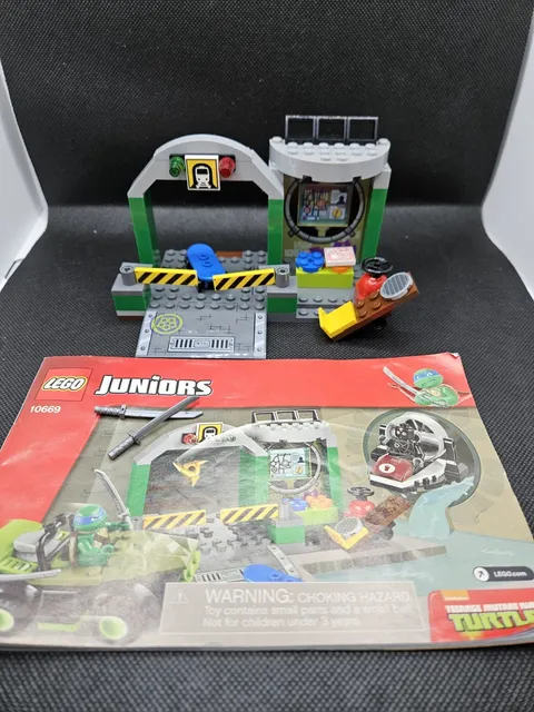 Turtle Lair TMNT Teenage Mutant Ninja Turtles LEGO Juniors 10669 Set Incomplete