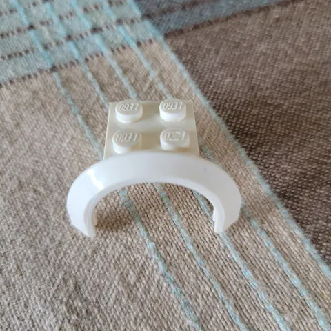 LEGO Vehicle, Mudguard 4 x 2 1/2 x 1 with Arch Round Item No: 98282 White
