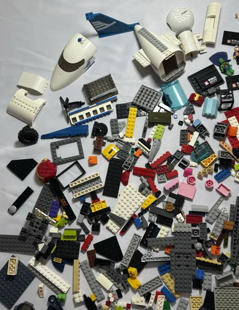 Mix of Legos and Other LEGO Two Figures Fuse, Log Wing Parts To An Airplane B2