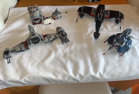 LEGO Star Wars Lot -75018 Jek-14, 8086 Droid Tri-Fighter, 75202 Defense of Crait