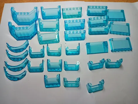 LEGO BULK LOT OF 30 TRANS LIGHT BLUE WINDSCREENS VEHICLE 2X4X2 3X6X1 2X6X2