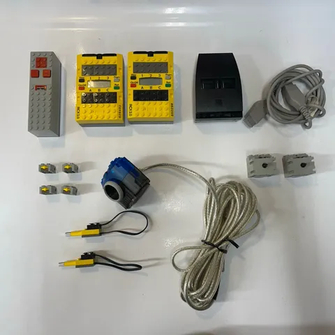 Lot of 2 Lego Mindstorms RCX 2.0 Brick+Transmitter+Motors+Camera+sensors