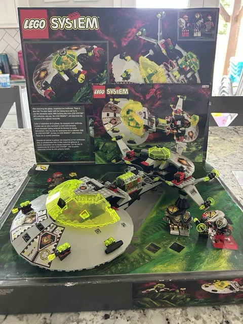 LEGO #6979 UFO INTERSTELLAR STARFIGHTER COMPLETE W/MANUAL, BOX , PARTS & FIGS