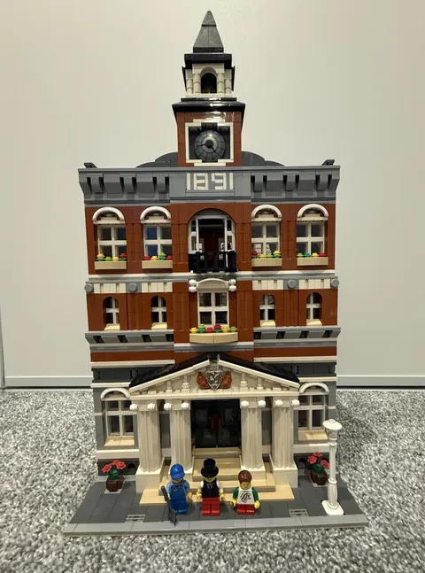 LEGO Town Hall (10224) Modular Building With Minifigures Great Condition Retired