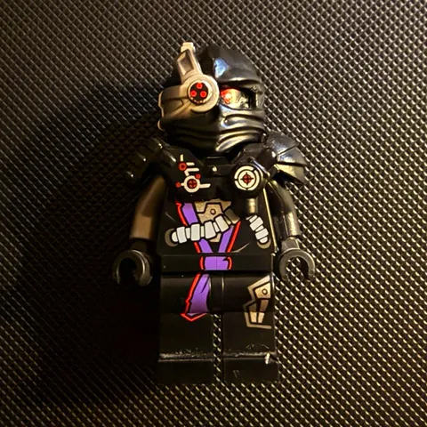 LEGO Ninjago General Cryptor Nindroid minifigure. Slightly damaged