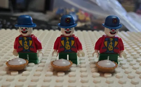 Lego Minifigure 3 x Small Clown, Series 5 col073