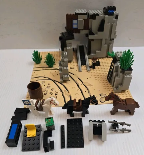 LEGO Western Bandit’s Secret Hideout 6761 Incomplete W/ Rare Baseplate & Horses