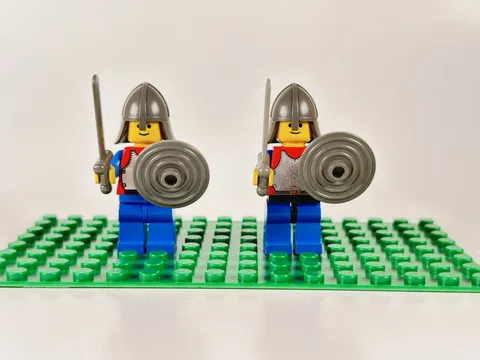 LEGO Castle Lion Knight Silver Breastplate cas199 Dark Grey Circular Shield Lot