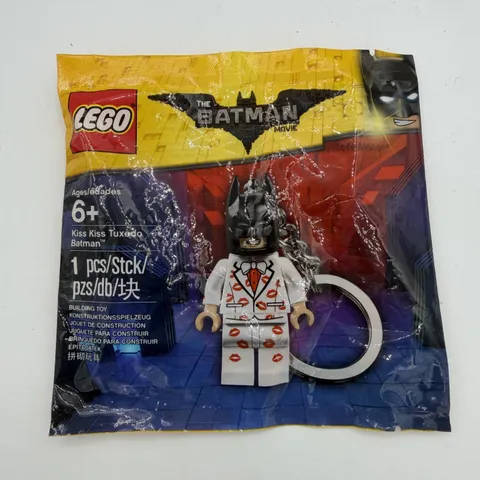 LEGO BATMAN Movie Kiss Kiss Tuxedo Batman Keychain 5004928 NEW SEALED Polybag
