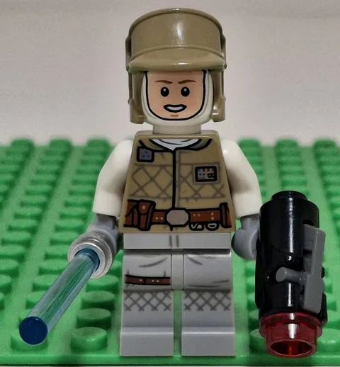 Lego Star Wars Luke Skywalker Hoth Minifigure W Lightsaber & Blaster Weapon