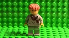 Ron Weasley - Gryffindor Shield Torso, Light Gray Legs - Slightly Cracked Arms
