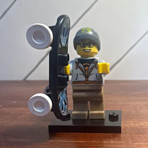 LEGO Minifigures Series 4 Street Skater 8804 CMF 2011 Skateboard