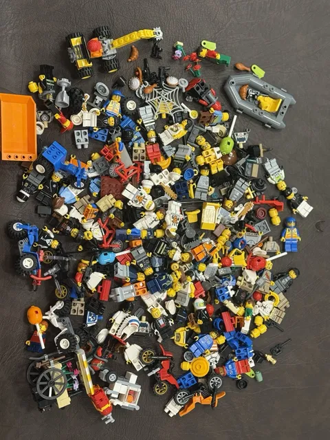 Bulk Lego Mini figures With Accessories For The Best Lego Minifigure Experience