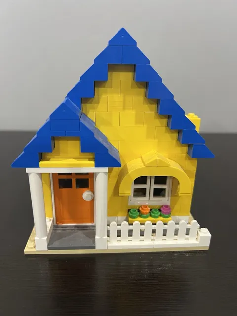 LEGO Movie 2: Emmet's Dream House Yellow & Blue House.  No Book Or Figures.