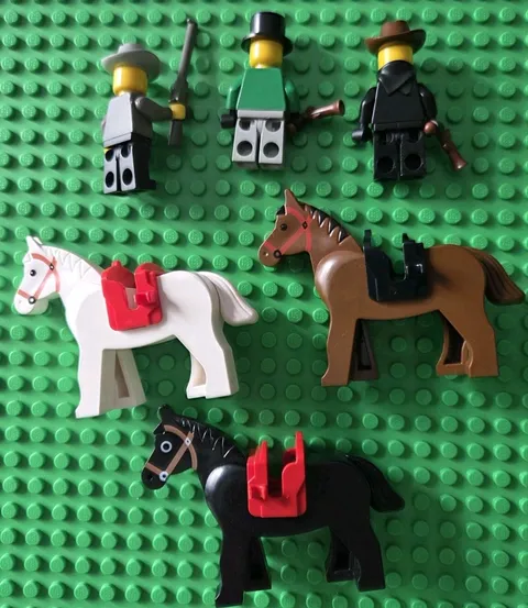 LEGO Western Minifigure Lot Sheriff, Bandit 1 & 3 Black Bart, Horses, Weapons